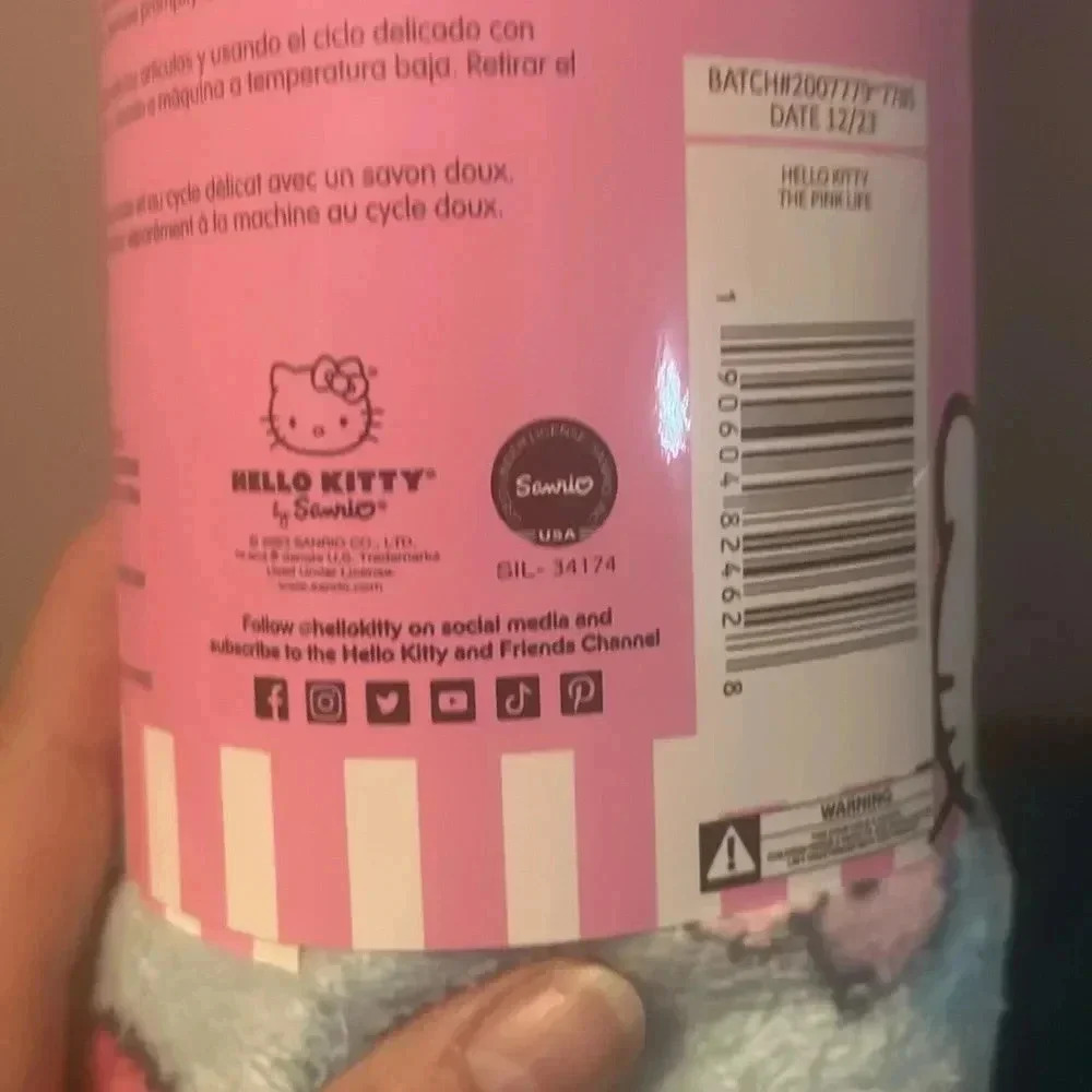 Hello Kitty Silk Touch Throw with Bows and Poodles!!! NWT - Picture 3 of 4